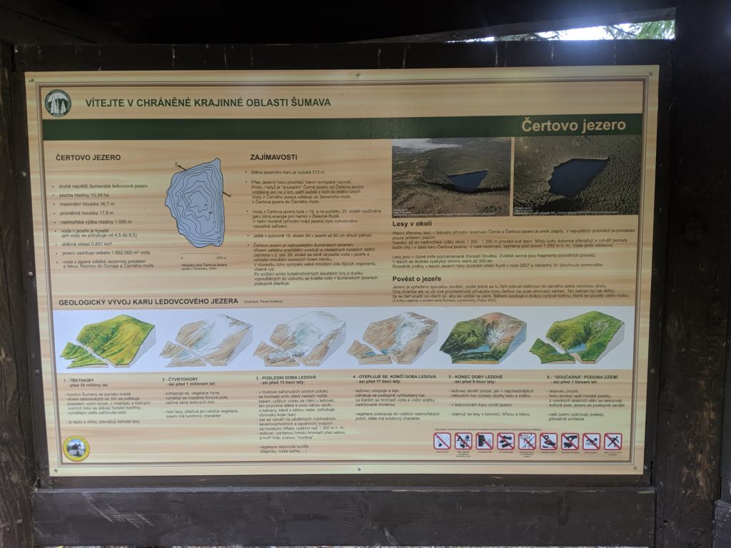 Informační tabuli o Čertovo jezeře popisující jeho vznik a vlastnosti.